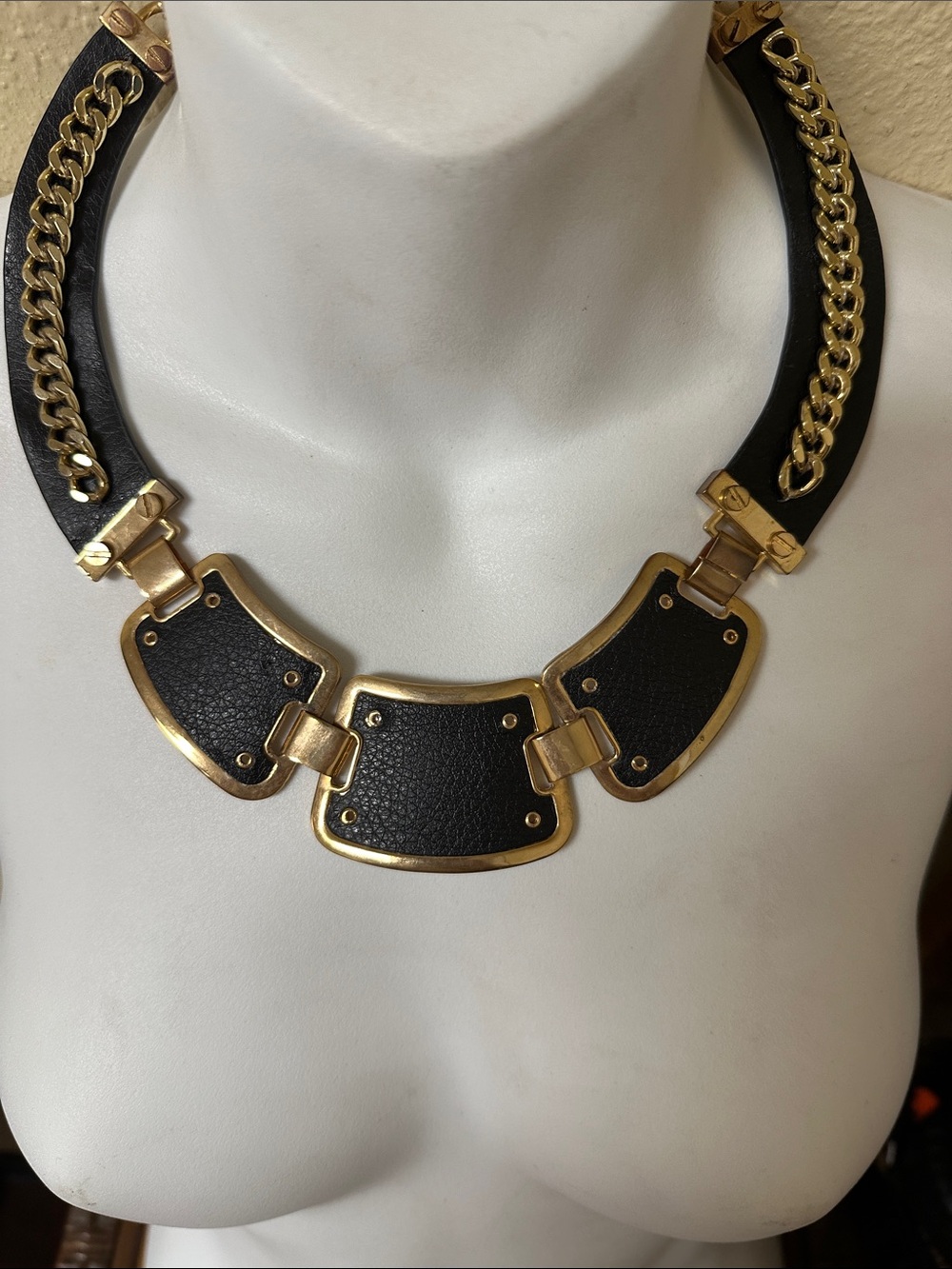 #124, NWT, Guess/Marciano Black and Gold Padded Link Collar Necklace